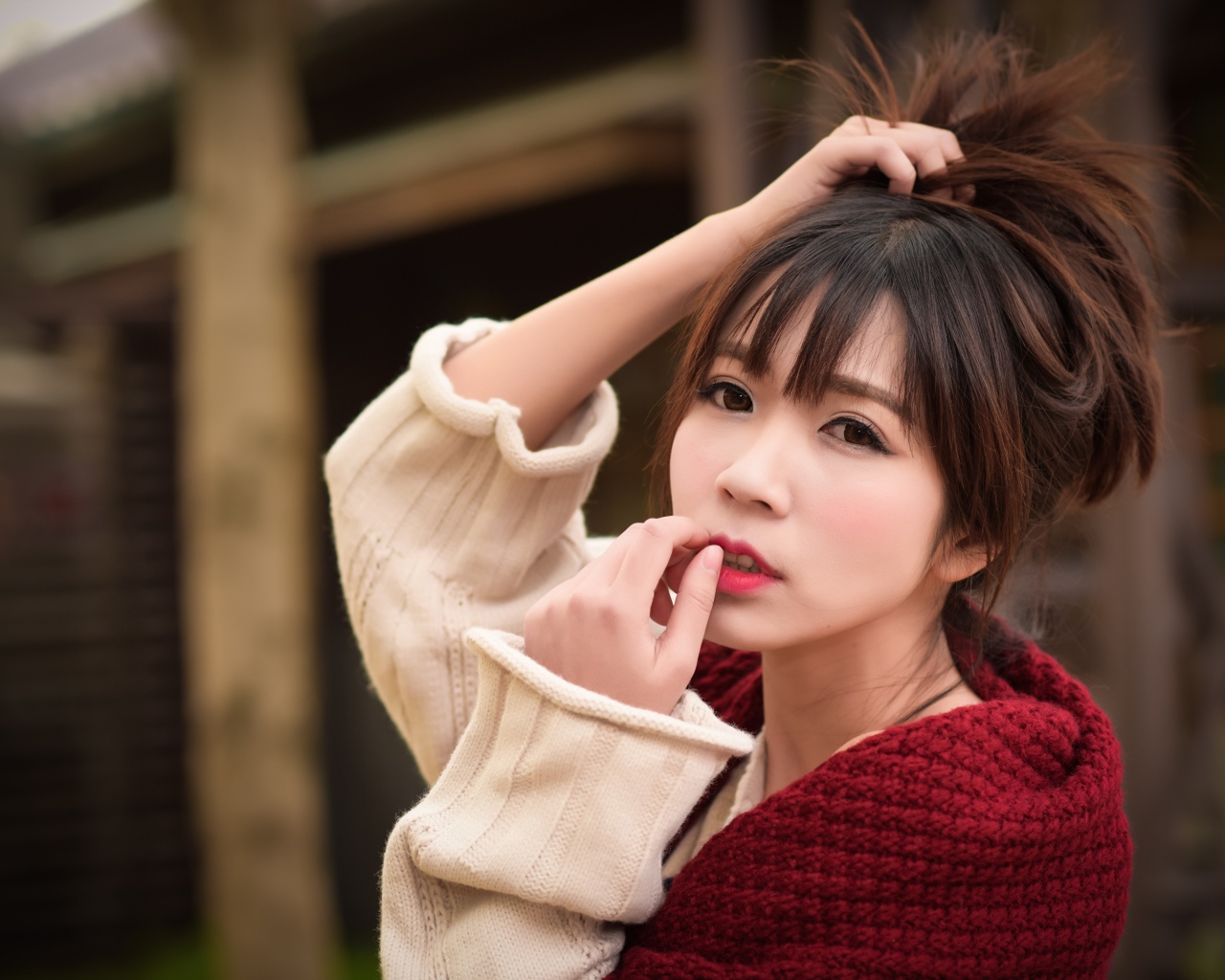 Милая девушка азиатка с рукой в волосах 