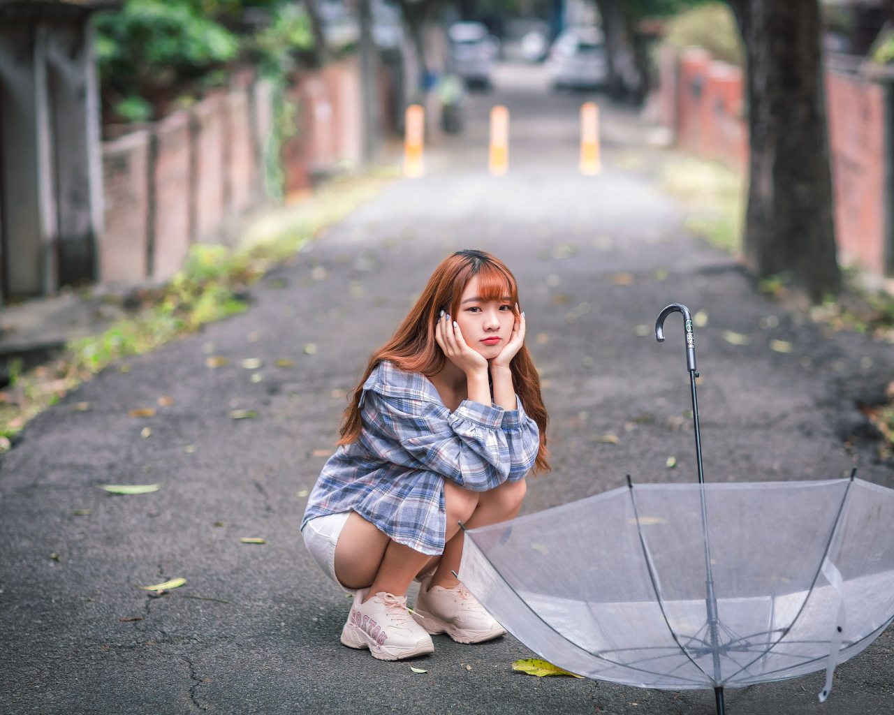 Милая девушка азиатка с прозрачным зонтом