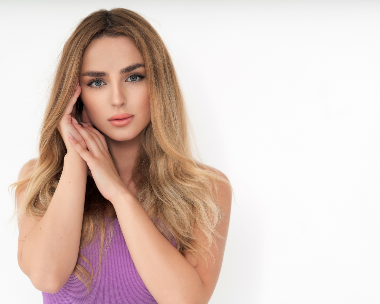 Милая длинноволосая девушка на белом фоне