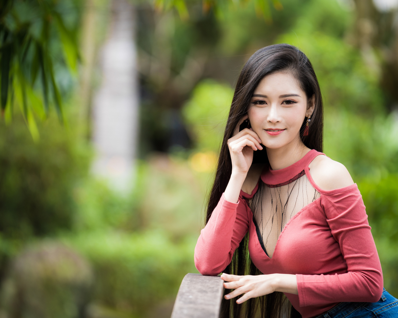 Милая улыбающаяся девушка азиатка розовой кофте