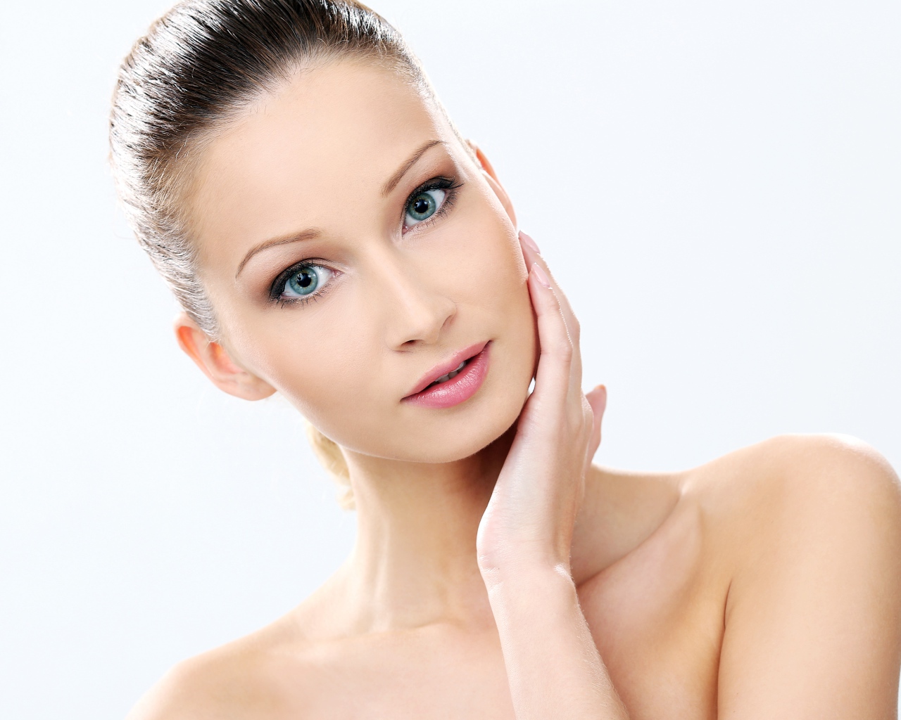 Нежная голубоглазая девушка без макияжа на белом фоне