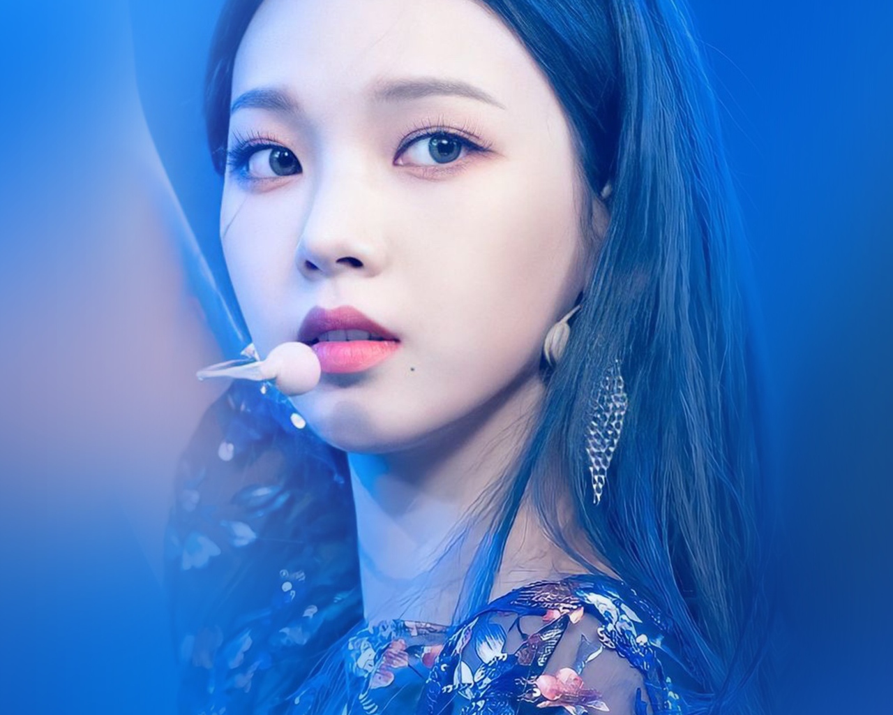 Лицо красивой девушки азиатки с микрофоном 