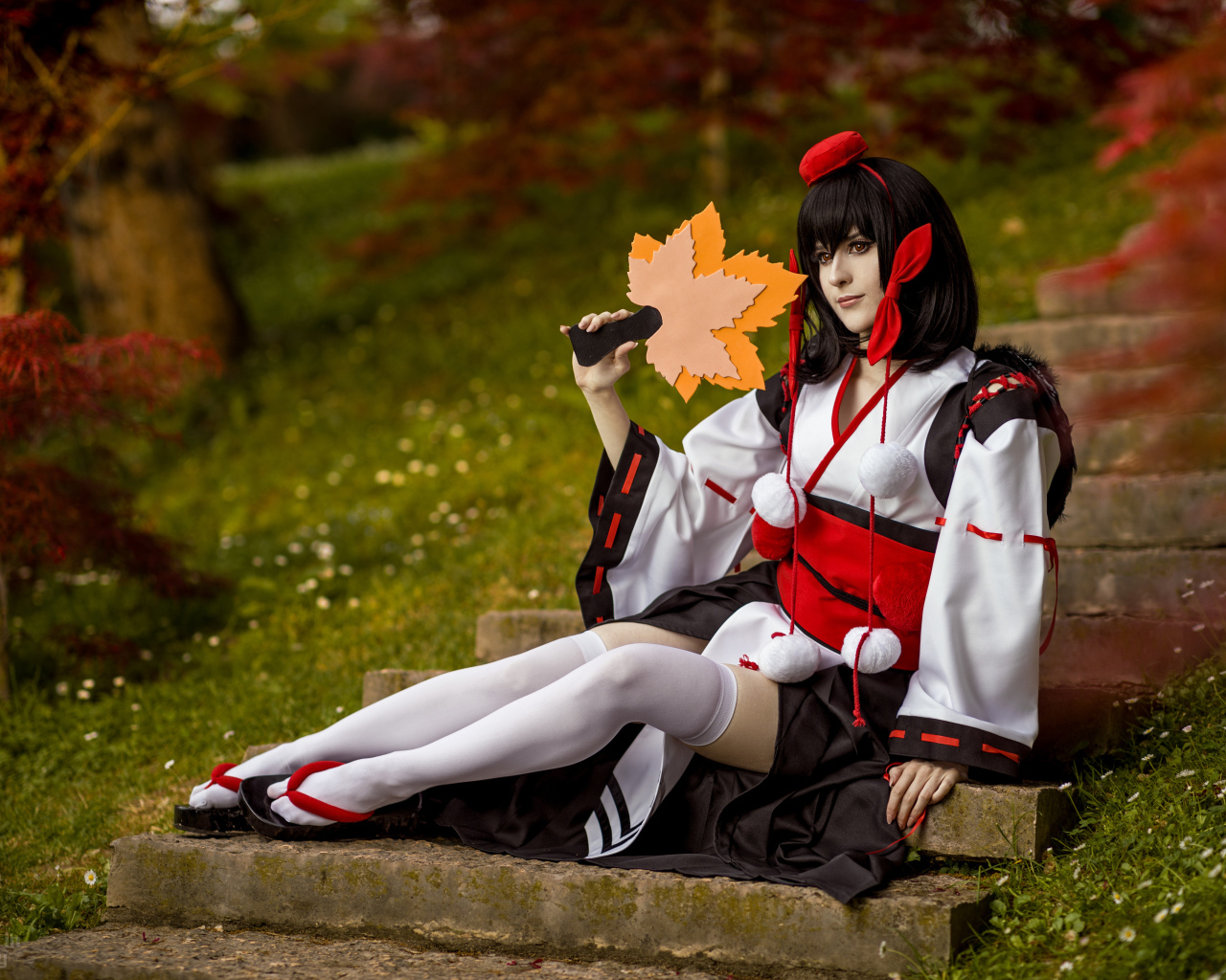 Девушка в костюме сидит на ступеньках косплей