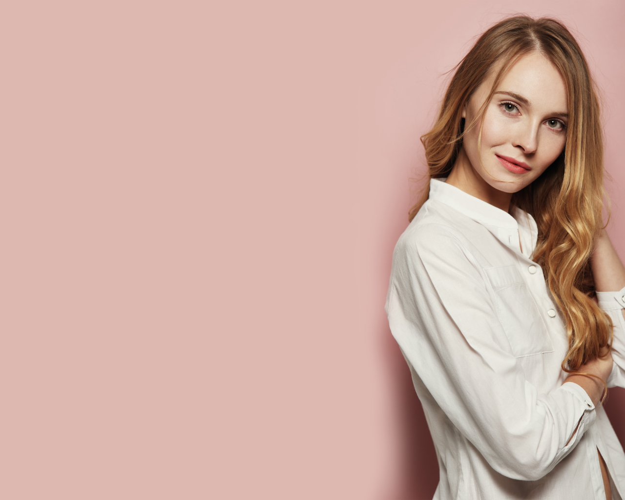 Девушка в белой рубашке на розовом фоне