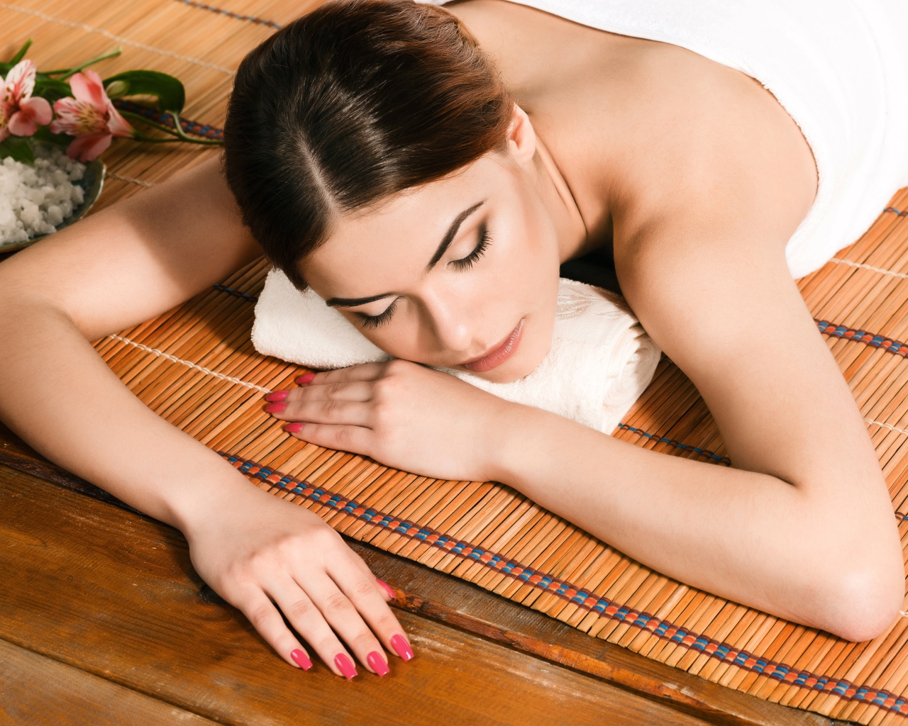 Девушка спит на спа процедурах