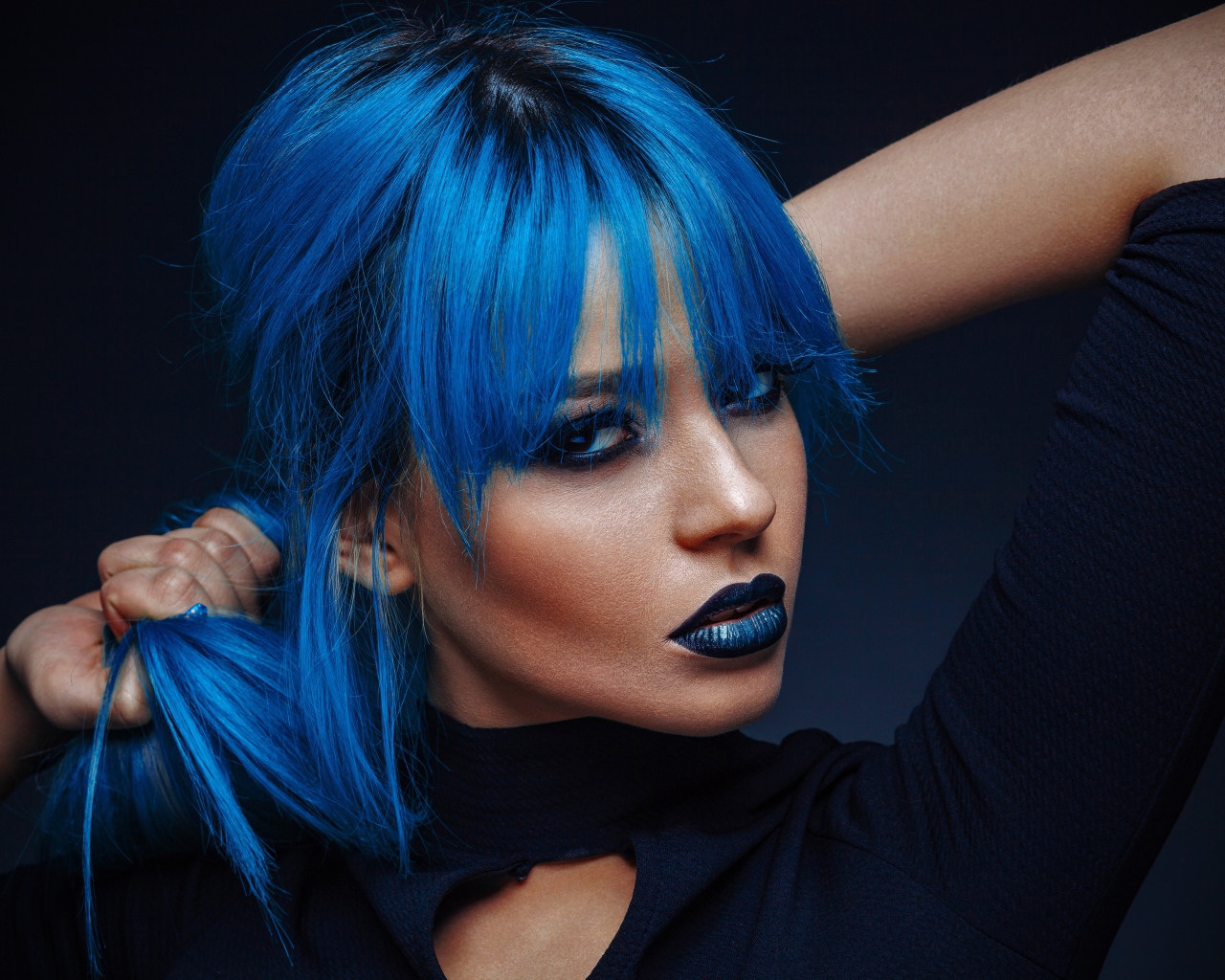 Девушка с синими волосами на черном фоне