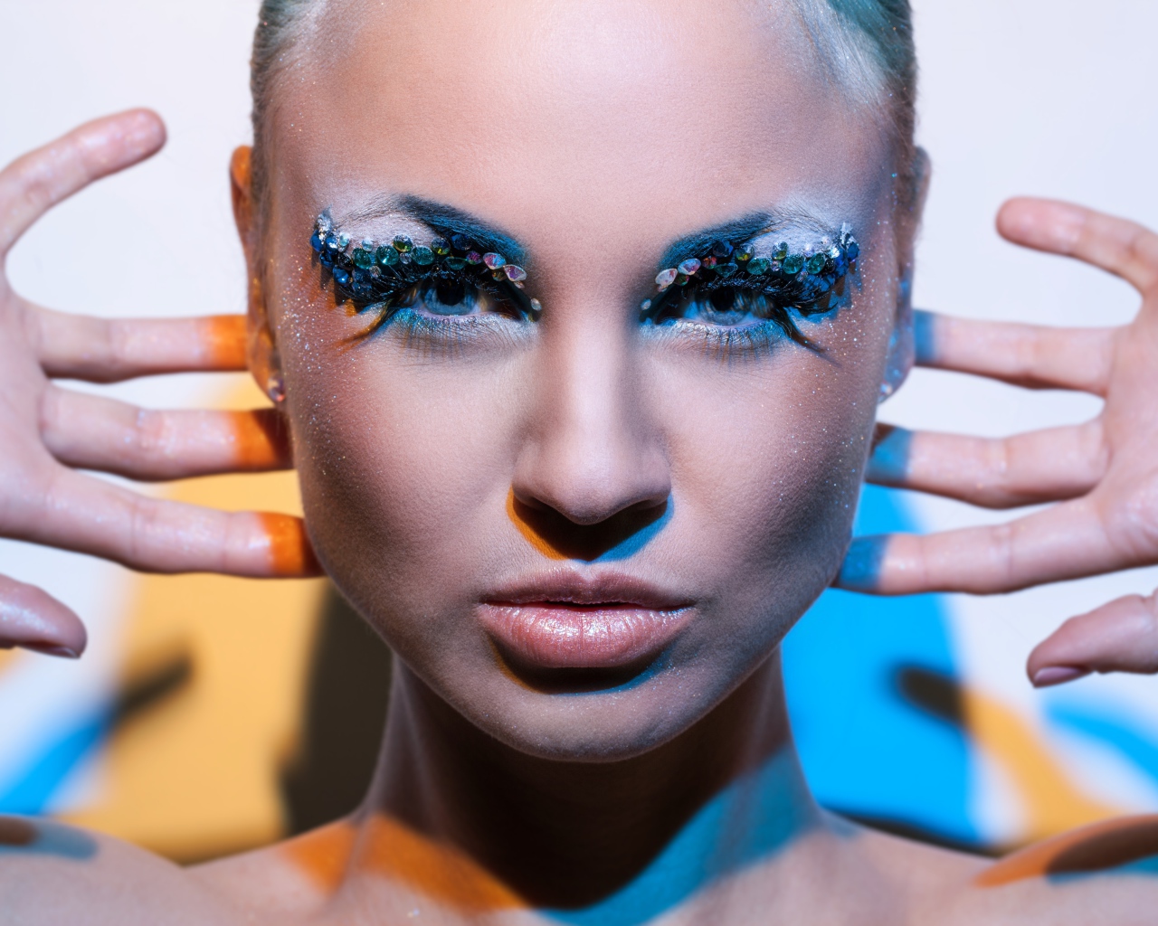 Девушка с голубым макияжем на глазах