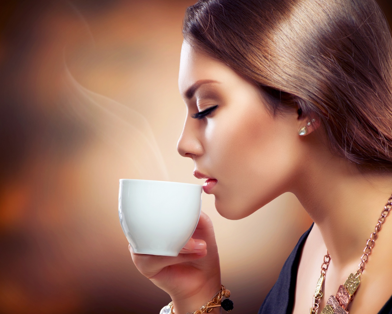 Девушка с закрытыми глазами наслаждается кофе