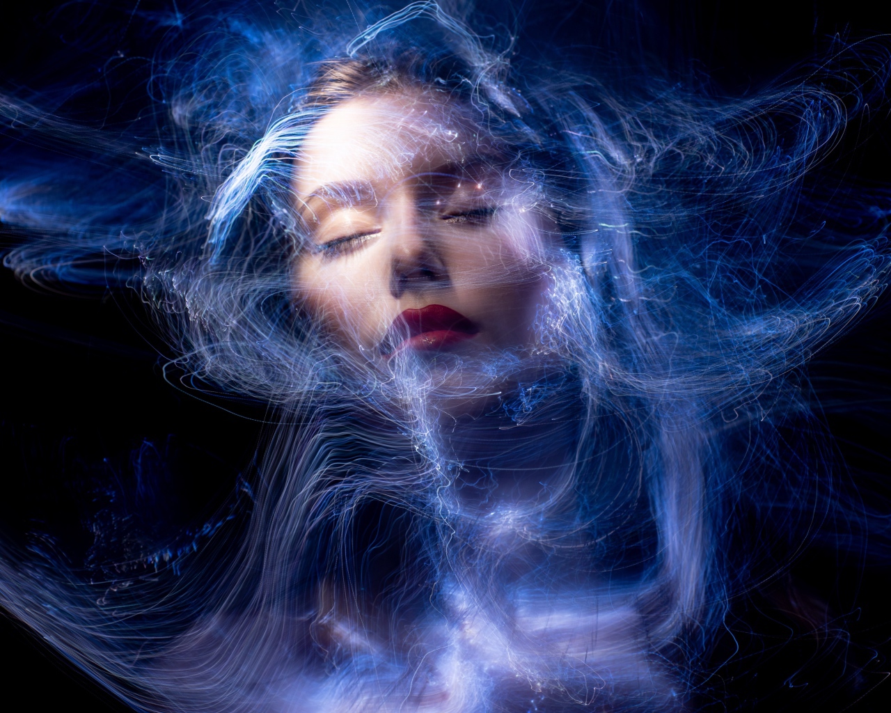 Девушка с закрытыми глазами в паутине