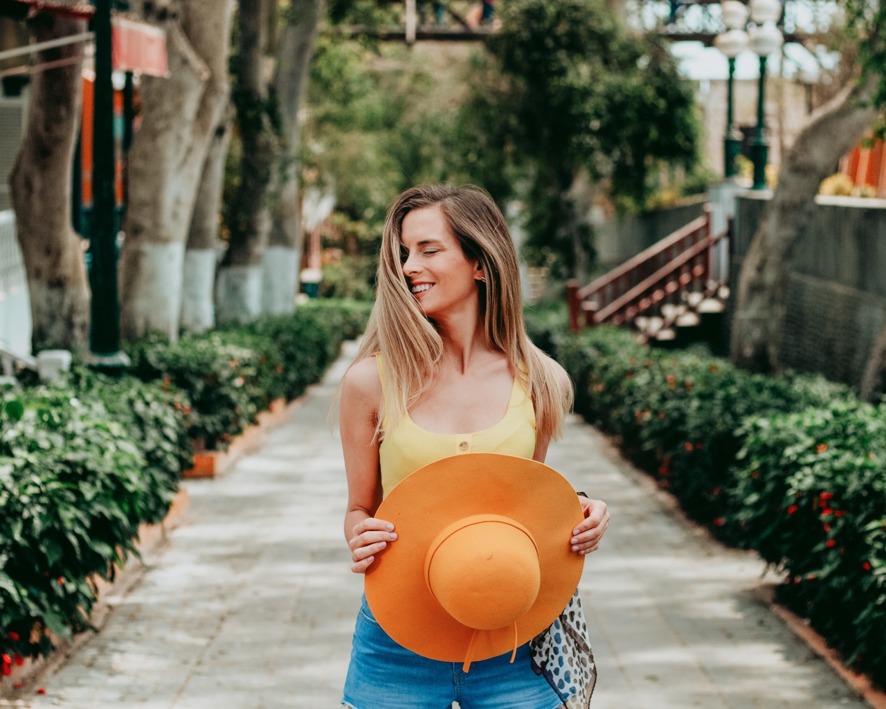 Девушка с закрытыми глазами со шляпой в руках 