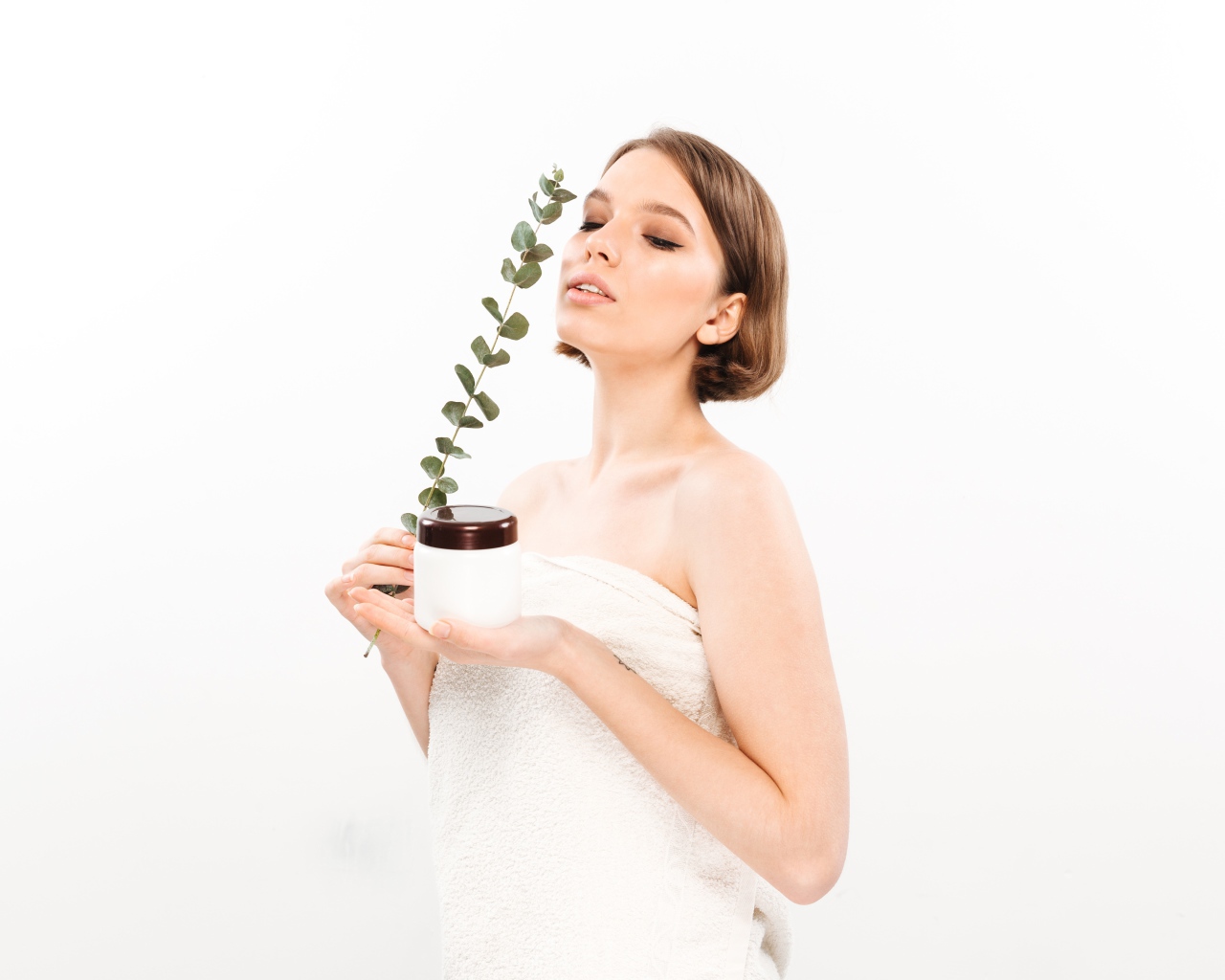 Девушка с кремом на белом фоне 