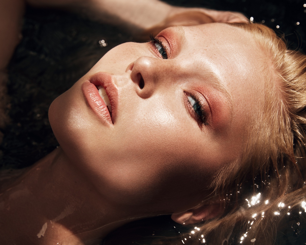 Девушка с нежными макияжем в воде