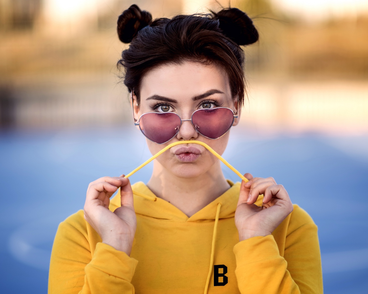 Девушка в очках в желтом худи 