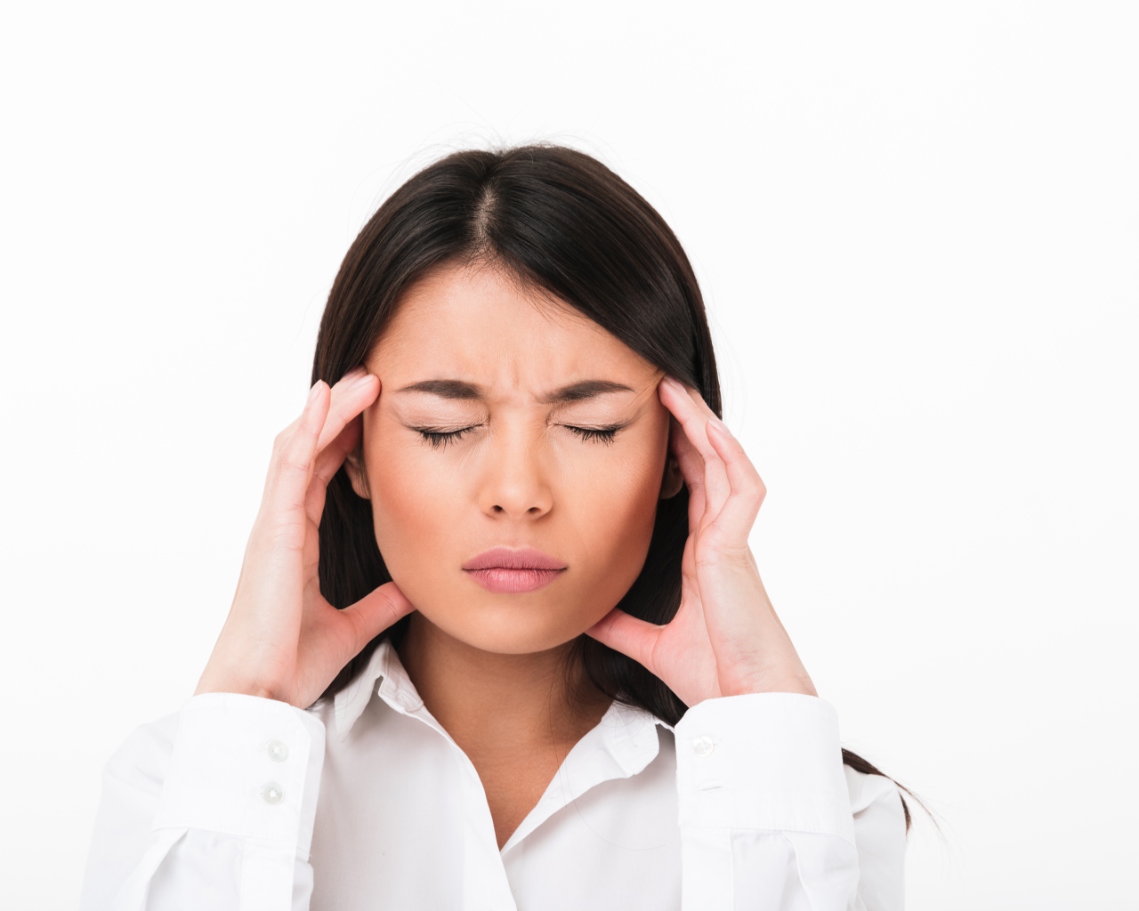 Девушка с головной болью на белом фоне 