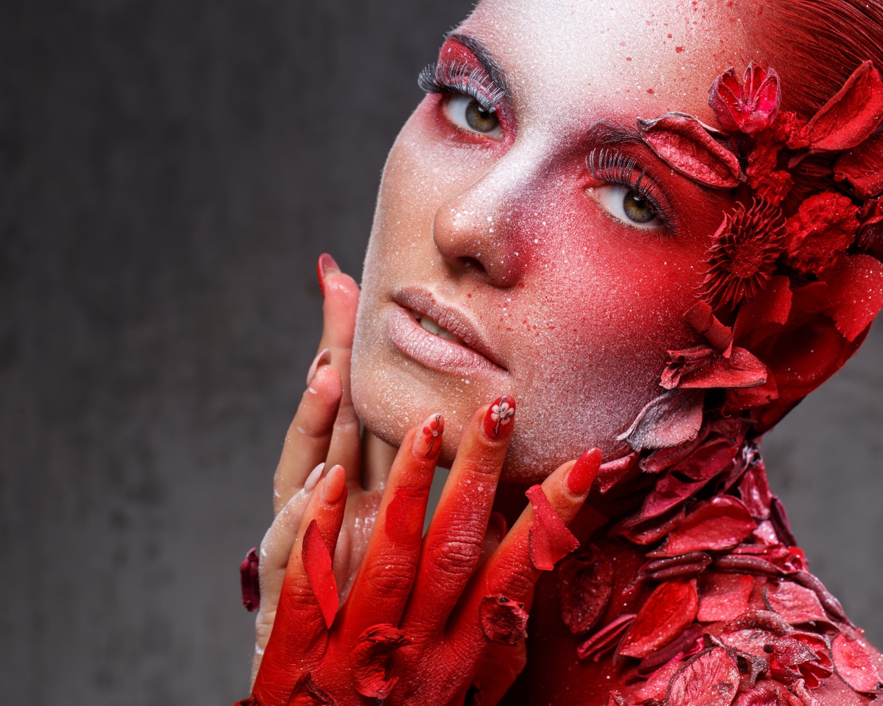 Девушка с красным декором на теле 