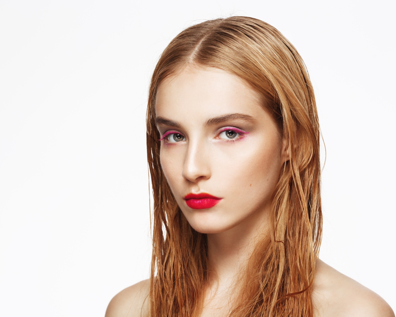 Девушка с мокрыми волосами с макияжем на лице