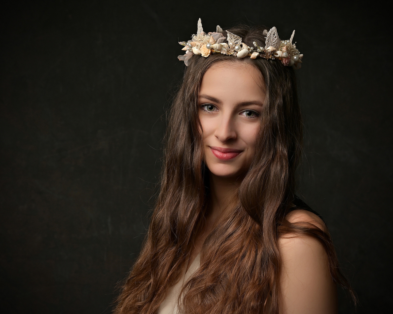 Длинноволосая девушка с украшением на голове 