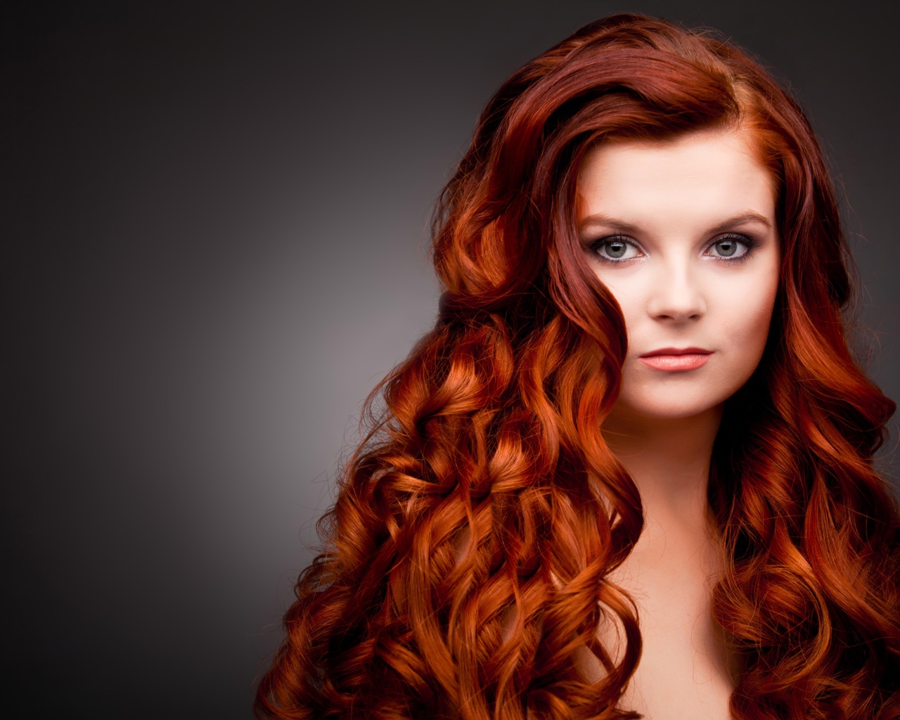 Длинные ярко рыжие волосы у красивой девушки 