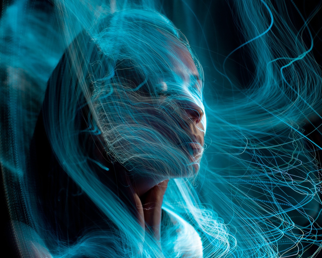 Магическая девушка с паутиной на лице 