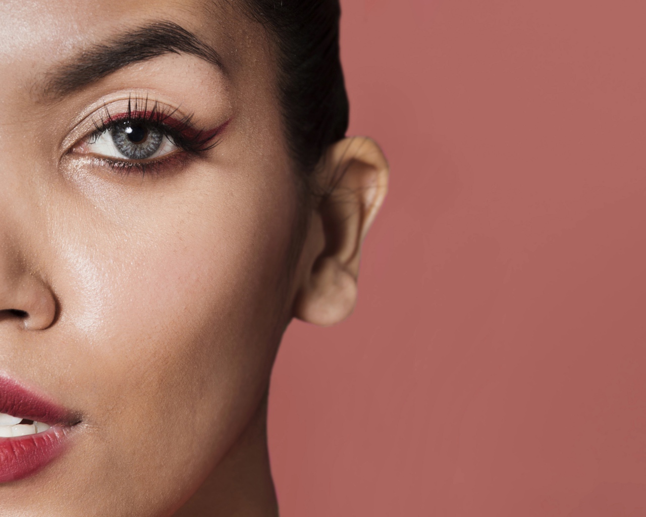 Часть лица голубоглазой женщины 