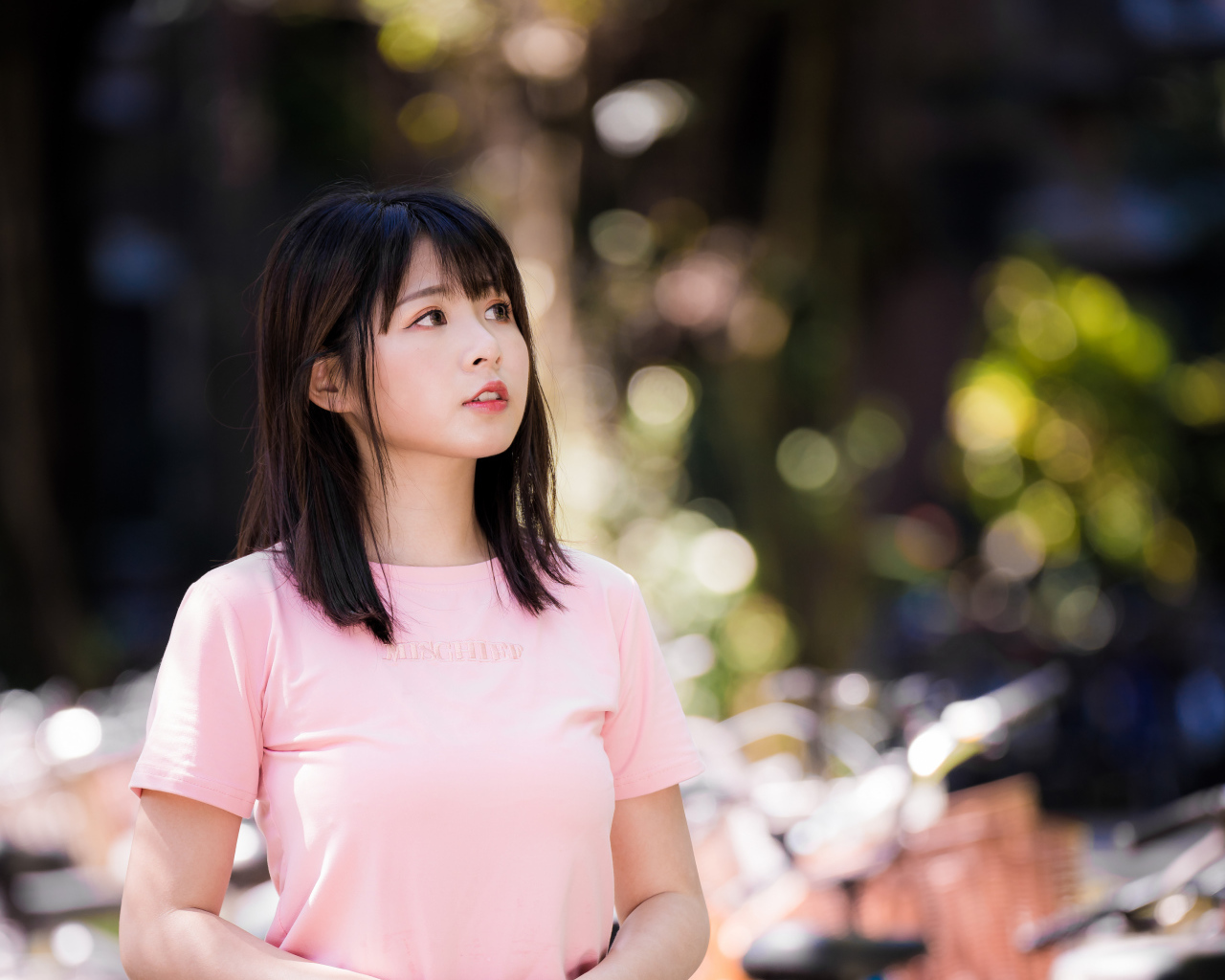 Настоящая девушка азиатка в розовой футболке