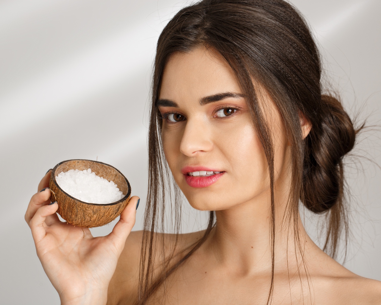 Настоящая девушка с морской солью в руке