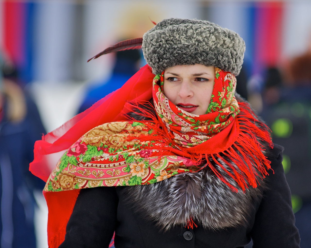 Русская девушка с красным платком на голове 