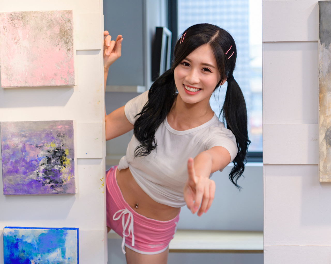 Улыбающаяся девушка азиатка в комнате