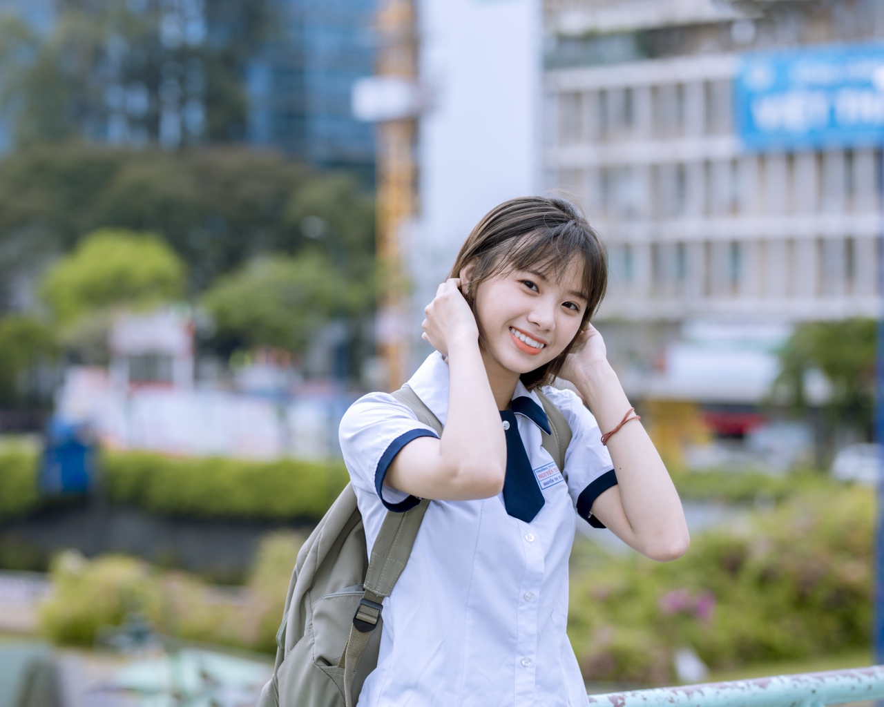 Улыбающаяся девушка азиатка со стрижкой каре