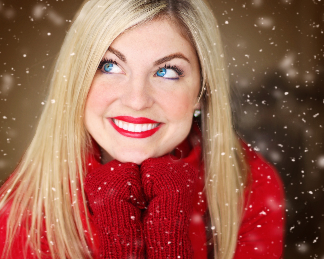 Улыбающаяся голубоглазая девушка в красном свитере 