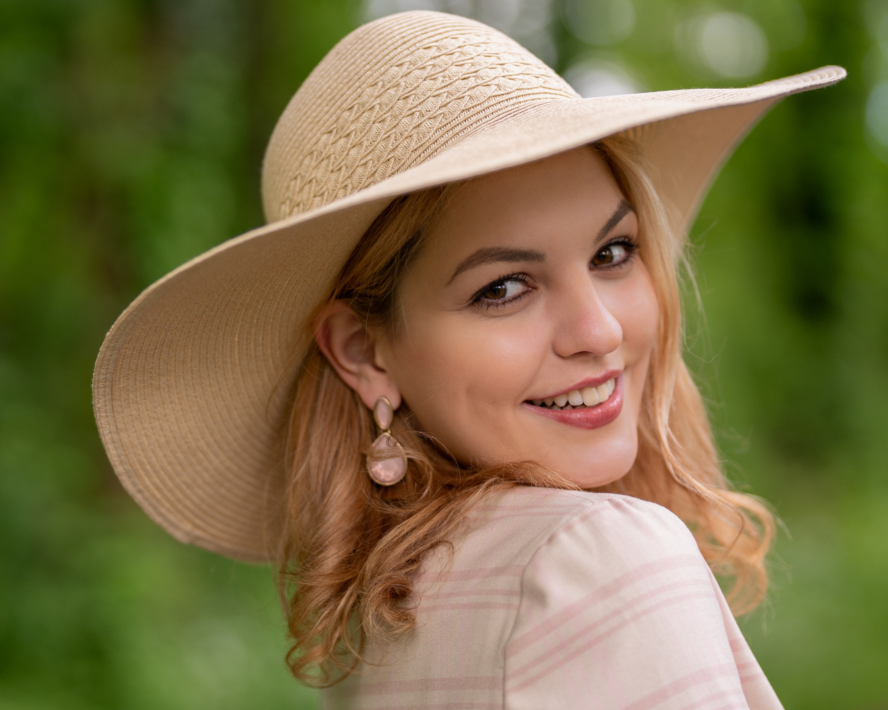 Улыбающаяся кареглазая девушка  в шляпе 
