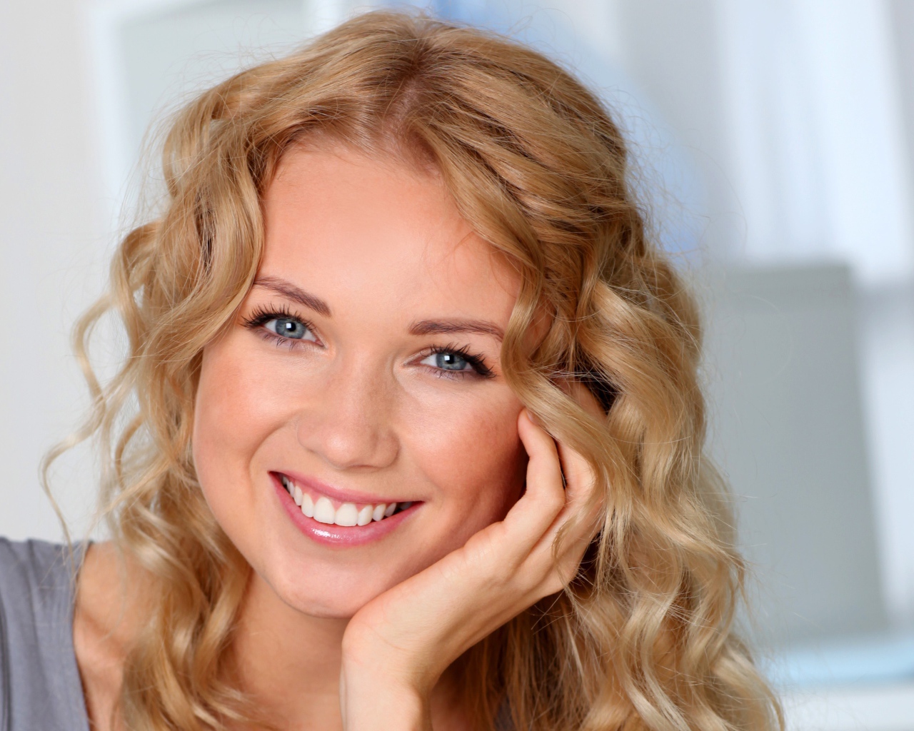 Улыбающаяся девушка в голубыми глазами 