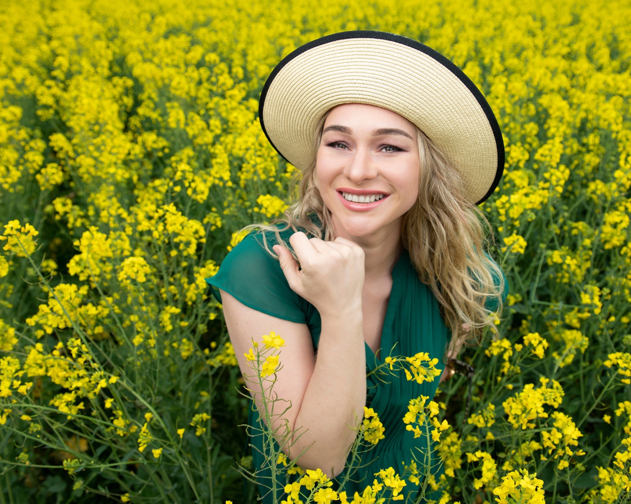 Улыбающаяся девушка в желтых цветах
