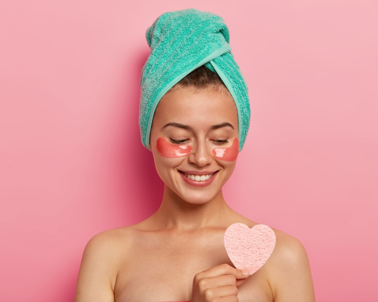 Улыбающаяся девушка с полотенцем на голове после душа