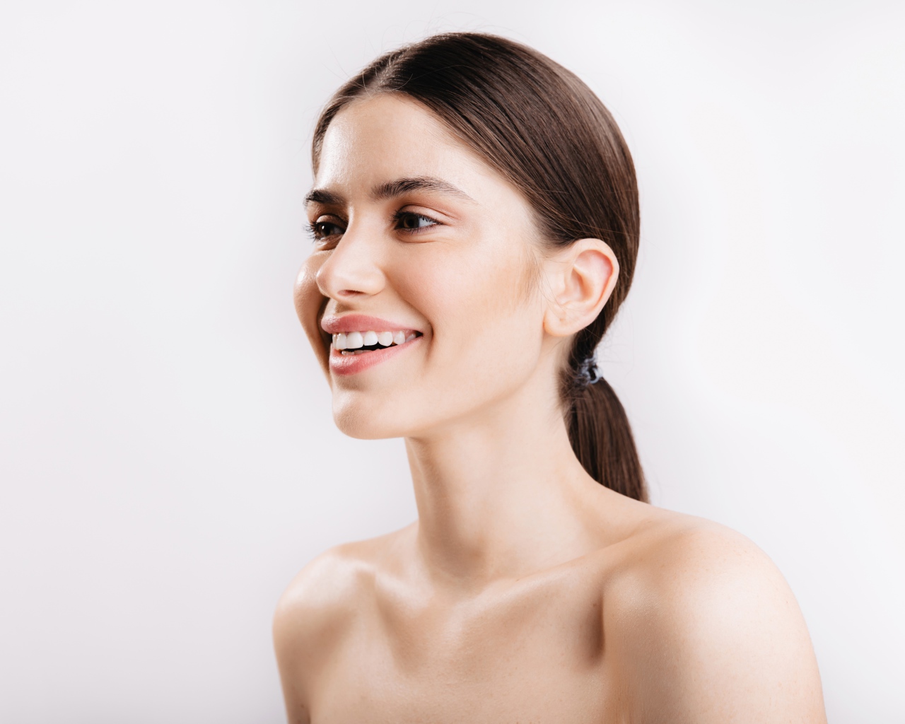 Улыбающаяся настоящая девушка без макияжа