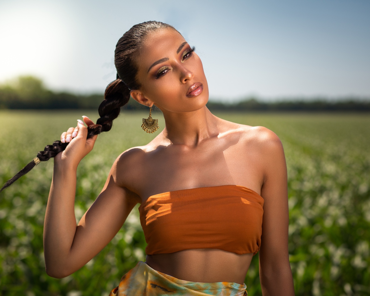 Стильная брюнетка с косой на голове 