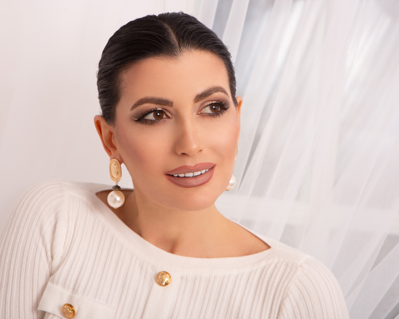 Стильная девушка в белом свитере 