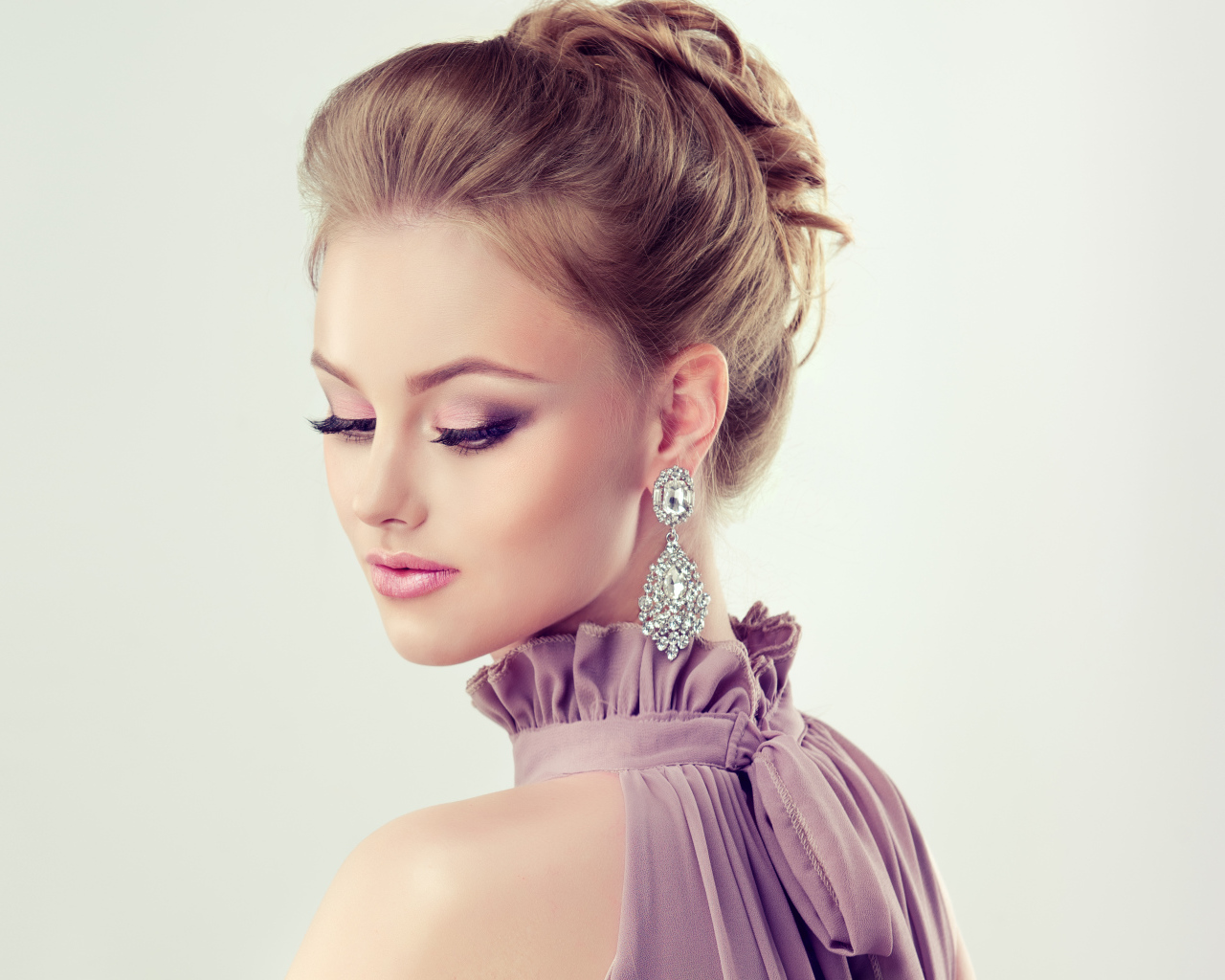 Стильная девушка с прической и дорогими серьгами