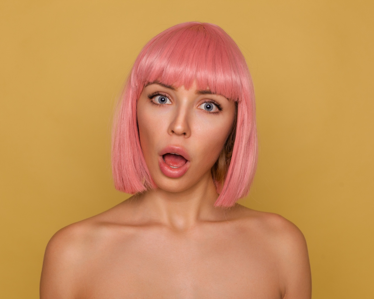 Удивленная девушка с розовыми волосами