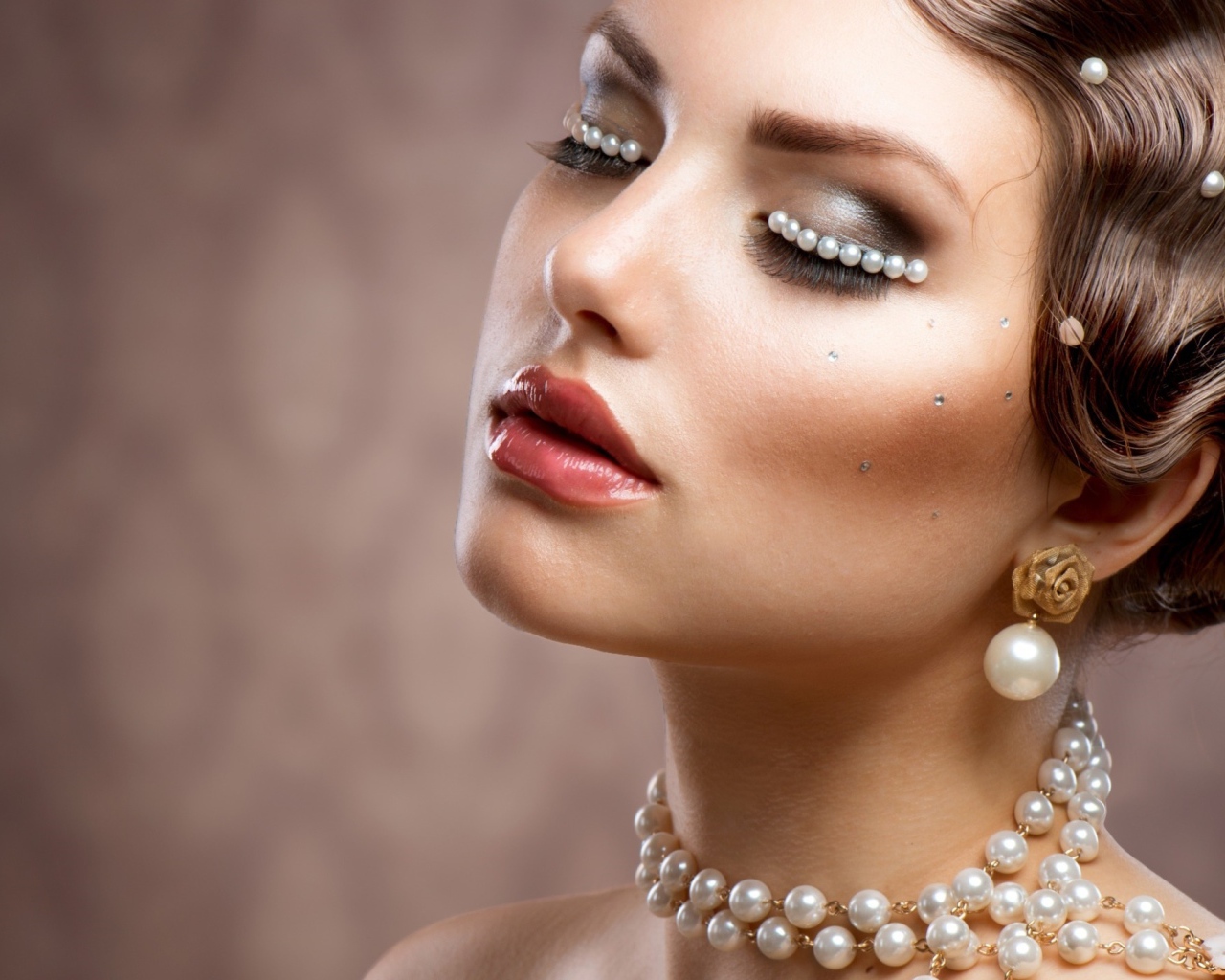 Лицо и тело красивой девушки украшено жемчугом 