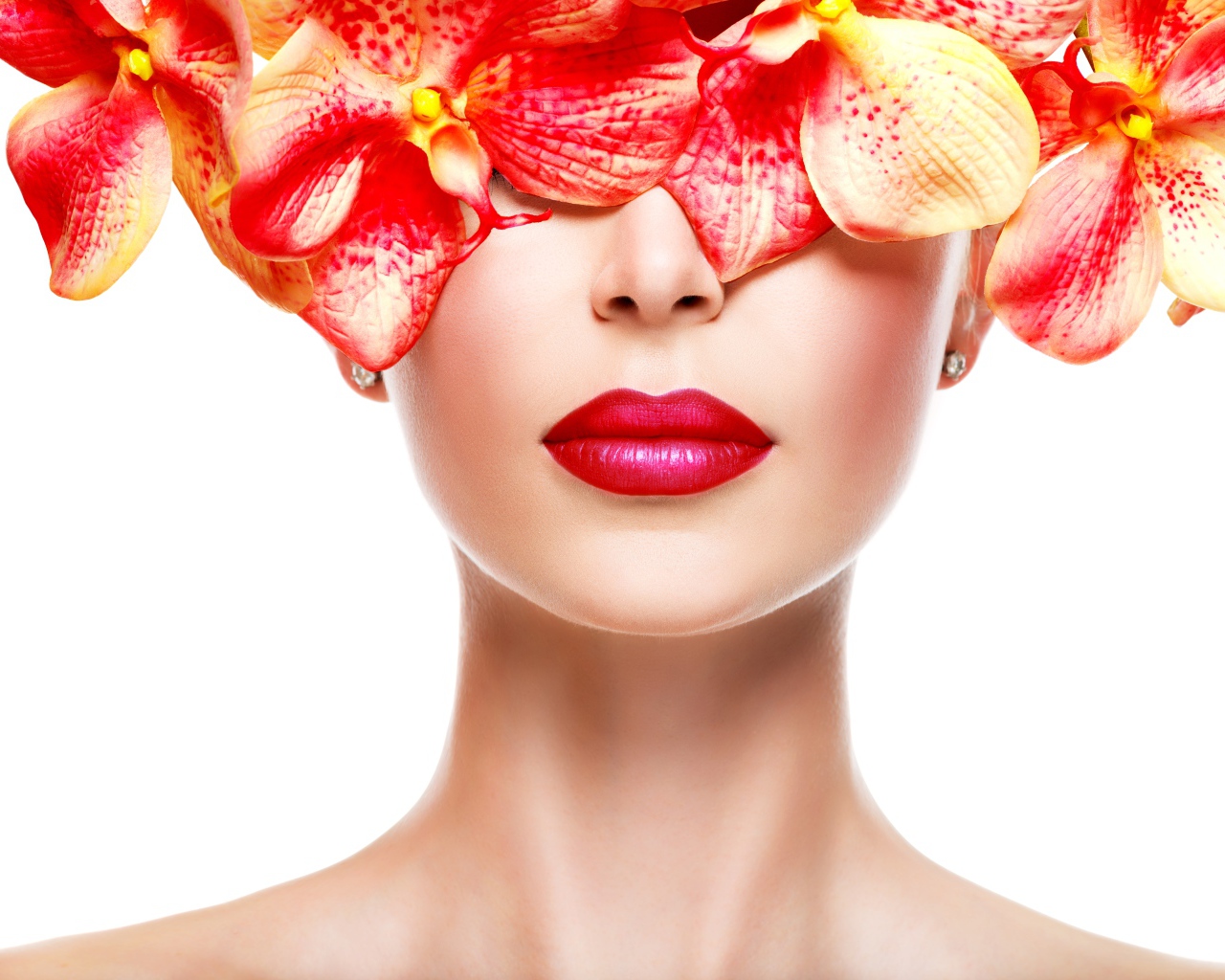 Глаза девушки закрыты цветами на белом фоне