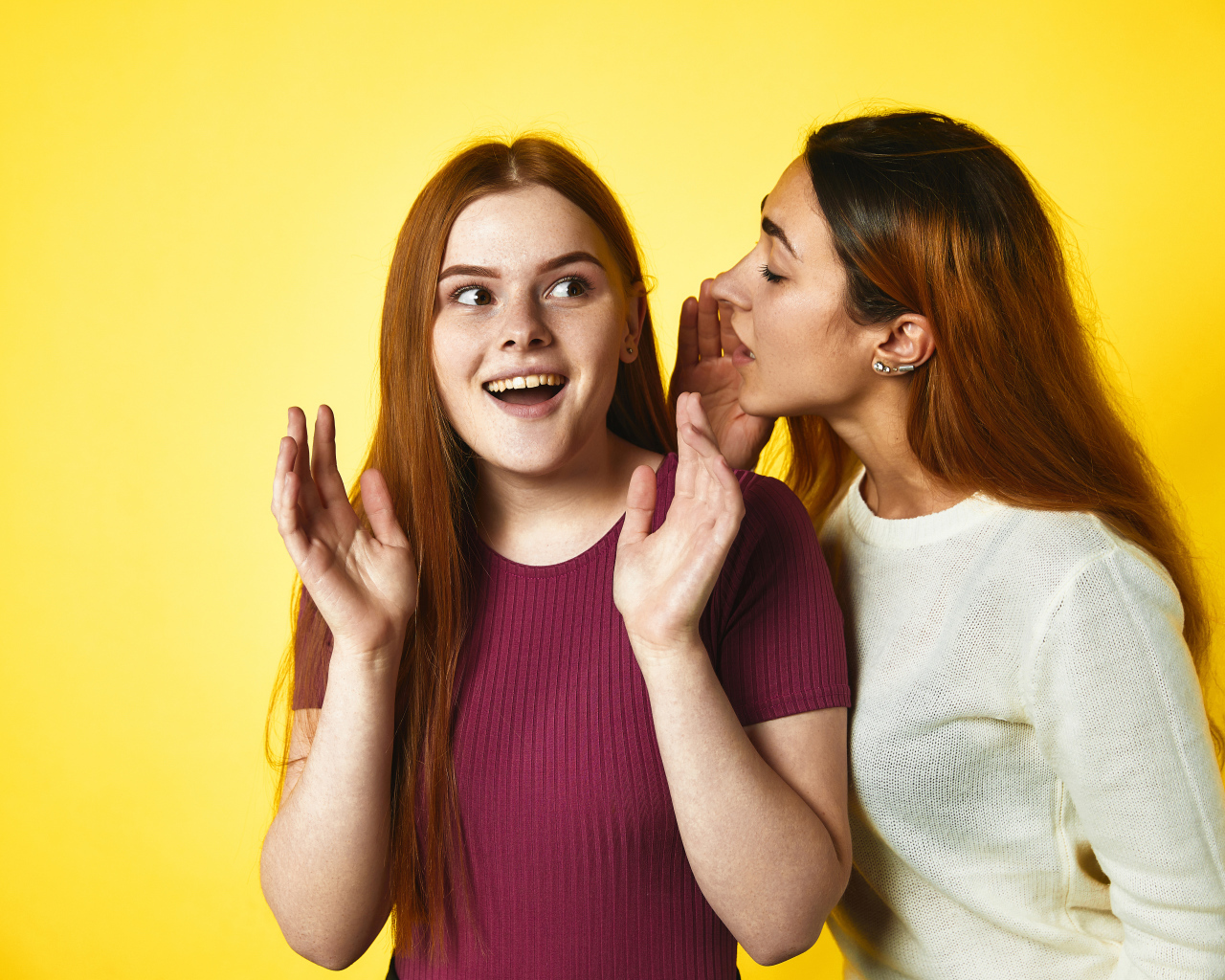 Женские секреты на желтом фоне 