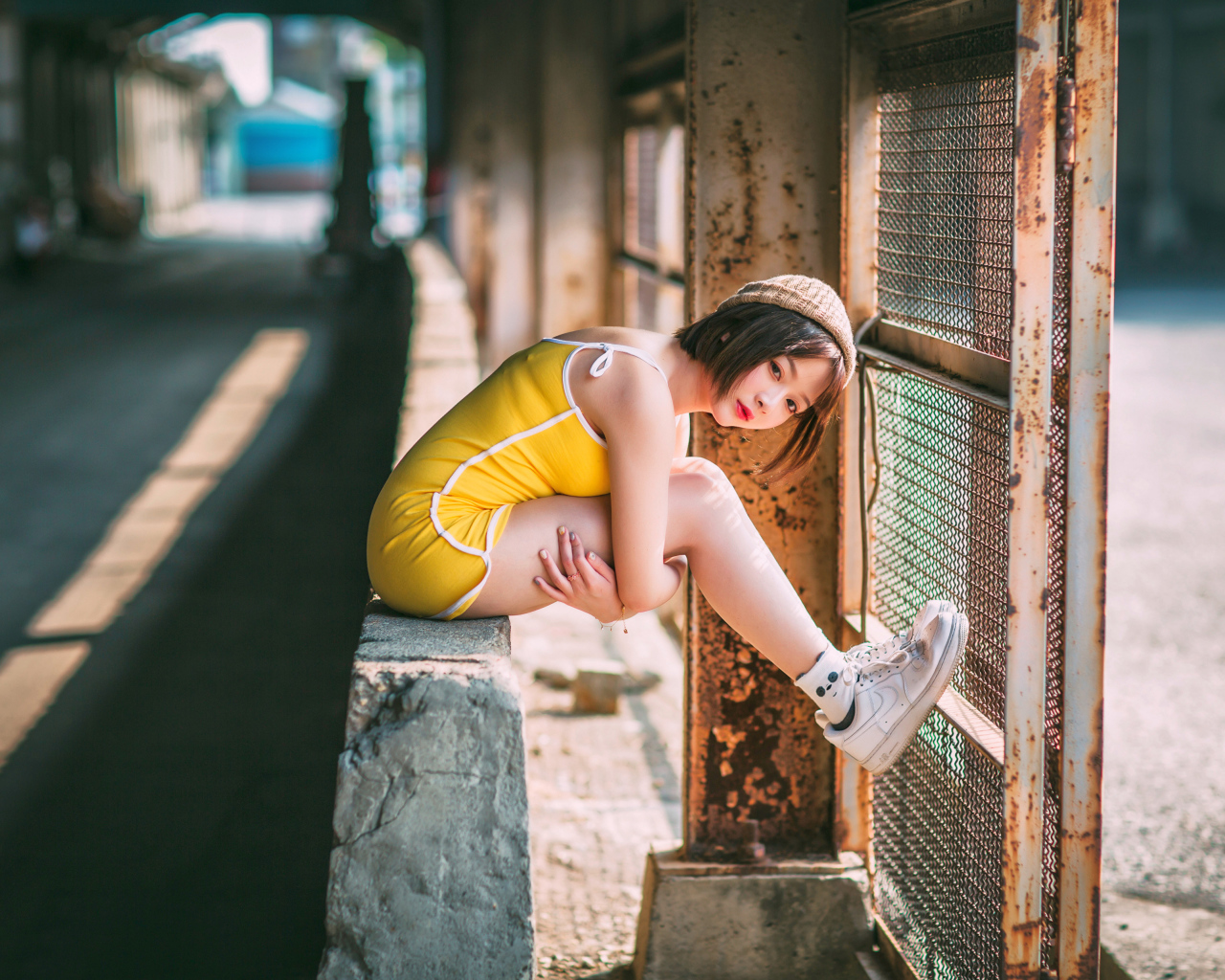 Молодая девушка азиатка сидит у сетки