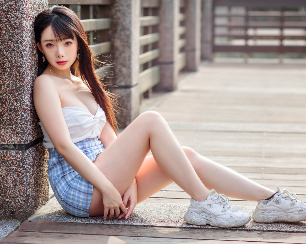Молодая девушка азиатка в белых кроссовках 