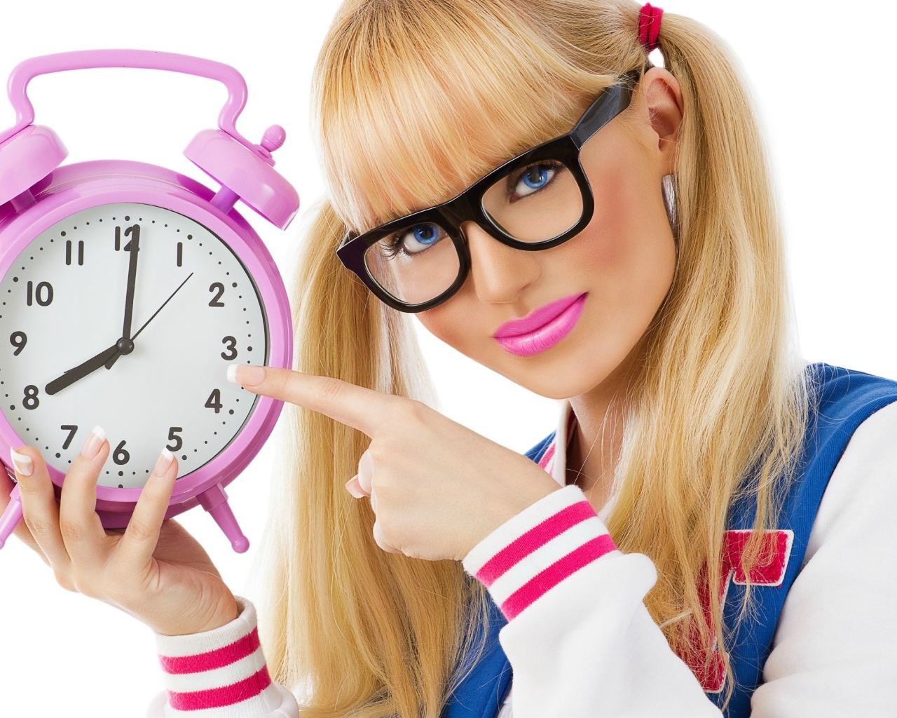 Молодая блондинка с розовыми часами в руках