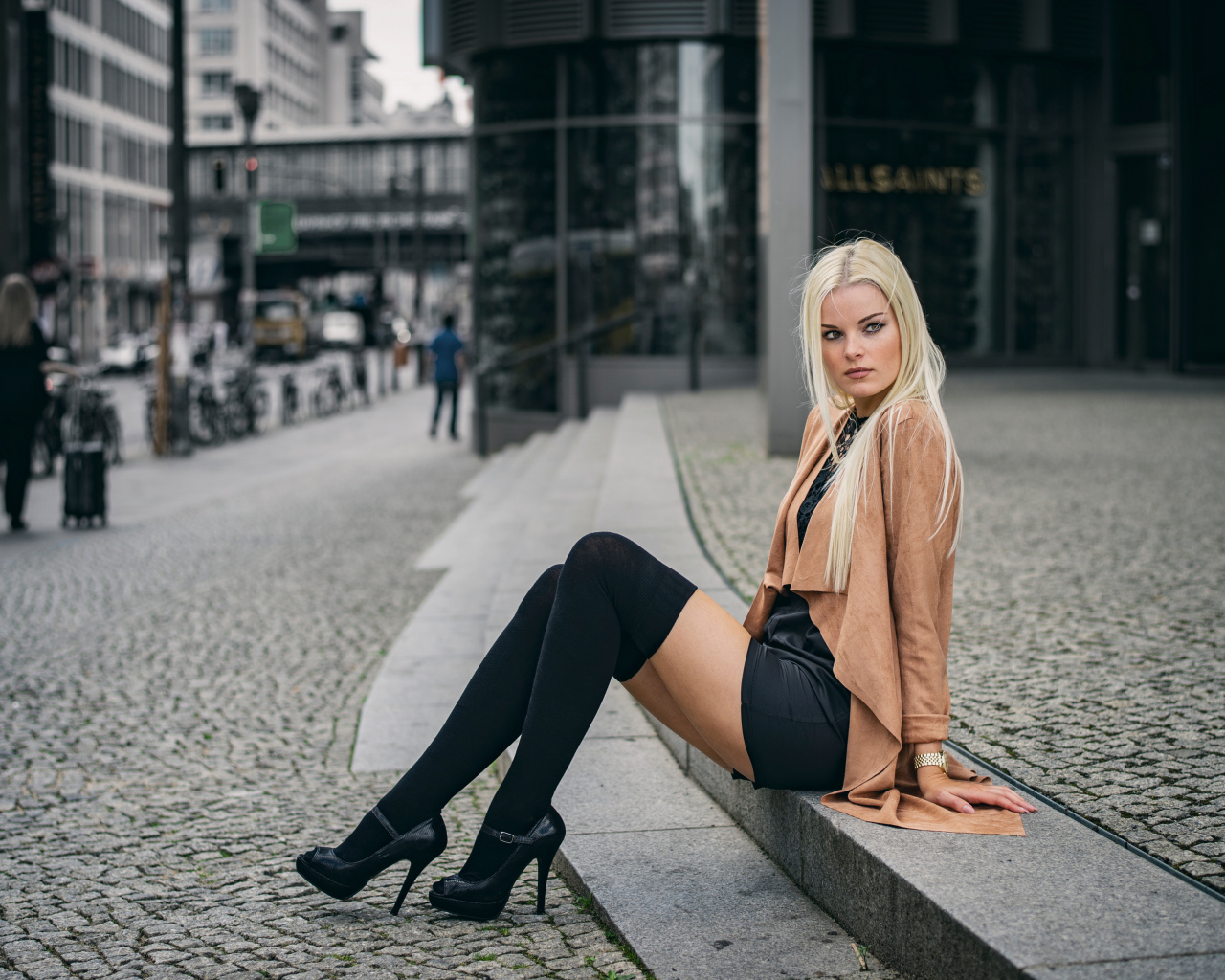 Молодая девушка в длинных чулках