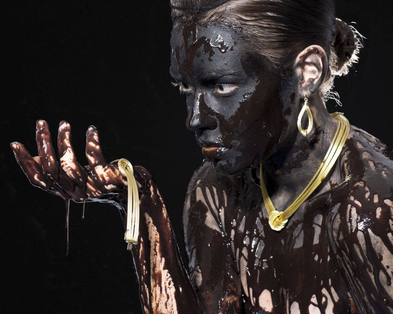 Молодая девушка в грязи на черном фоне