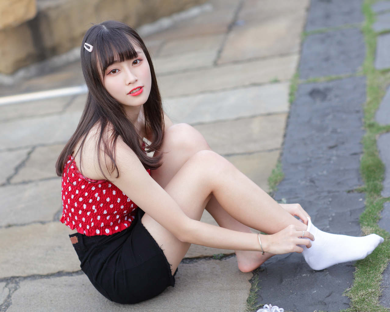 Молодая девушка в белых носках на полу 