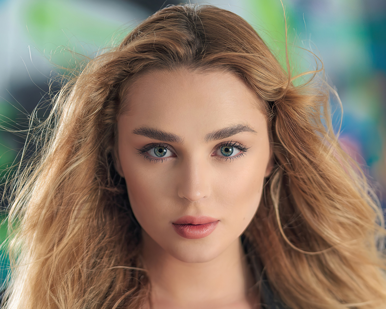 Молодая девушка с большими голубыми глазами