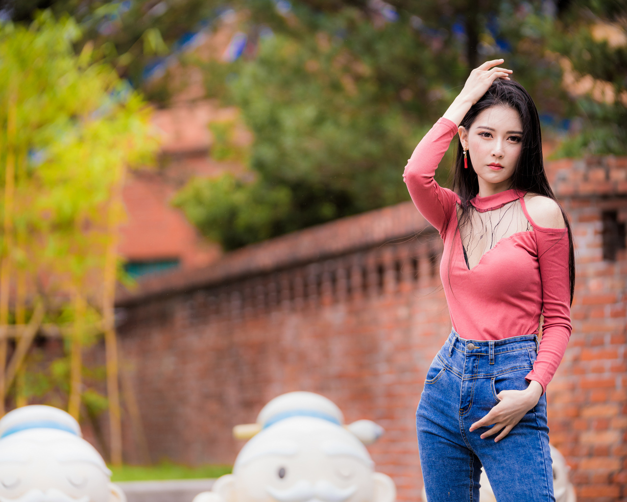 Молодая стройная азиатка в джинсах 